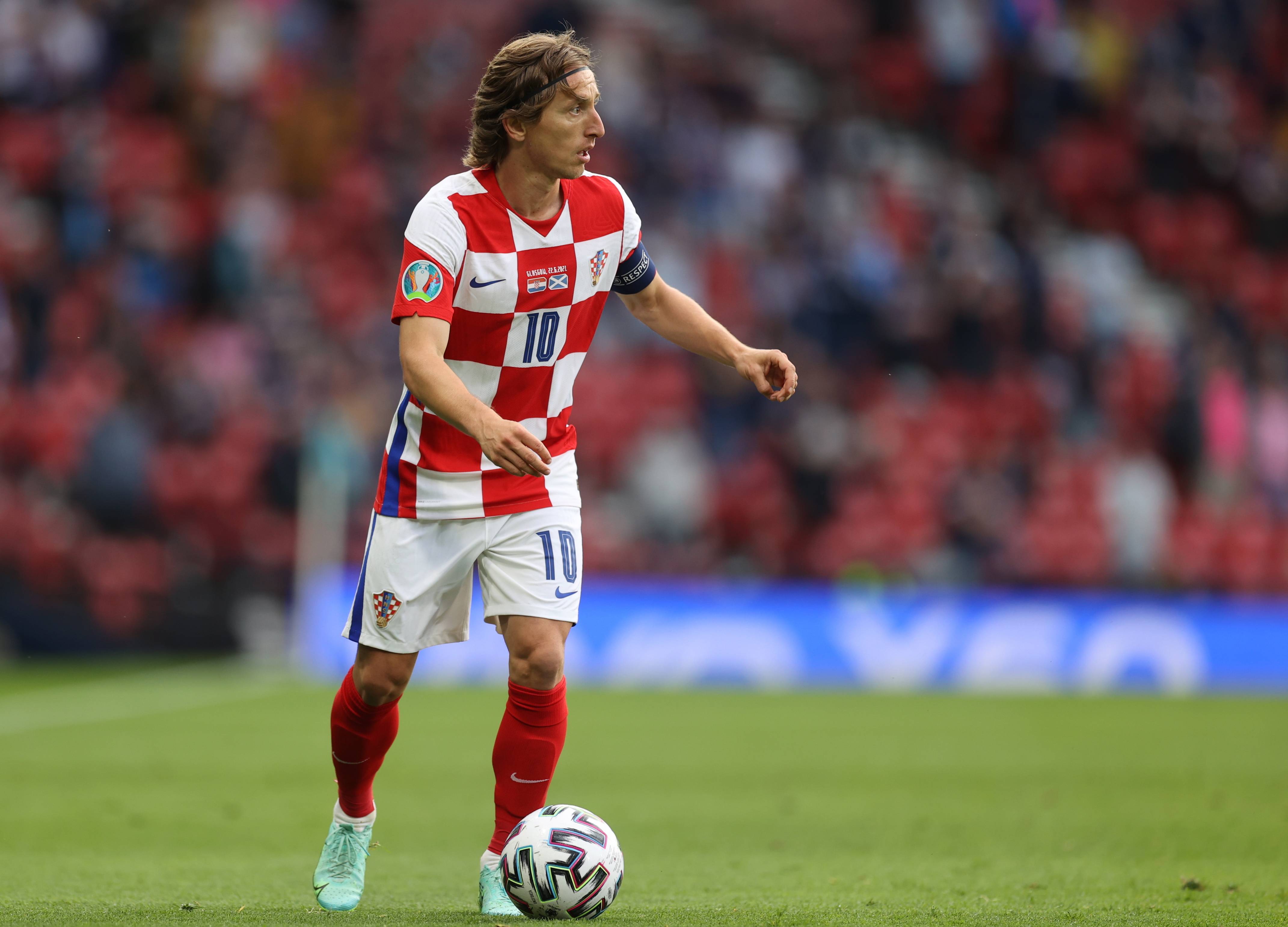 41岁带伤老詹赛季首打背靠背砍31+9+10！詹姆斯如此拼命是否进入退役倒计时？